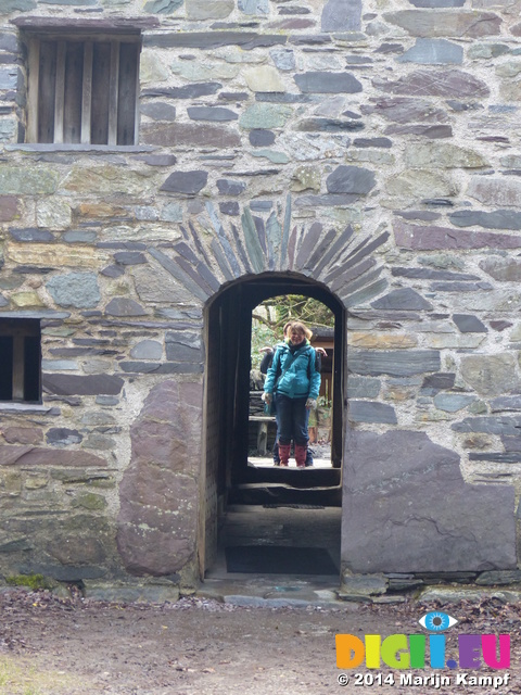 LZ00488 Libby and Matt through doorway